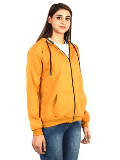 this women's sweatshirt with a half zipper is perfect for casual outings or lounging. Ideal for versatile and comfortable wear.